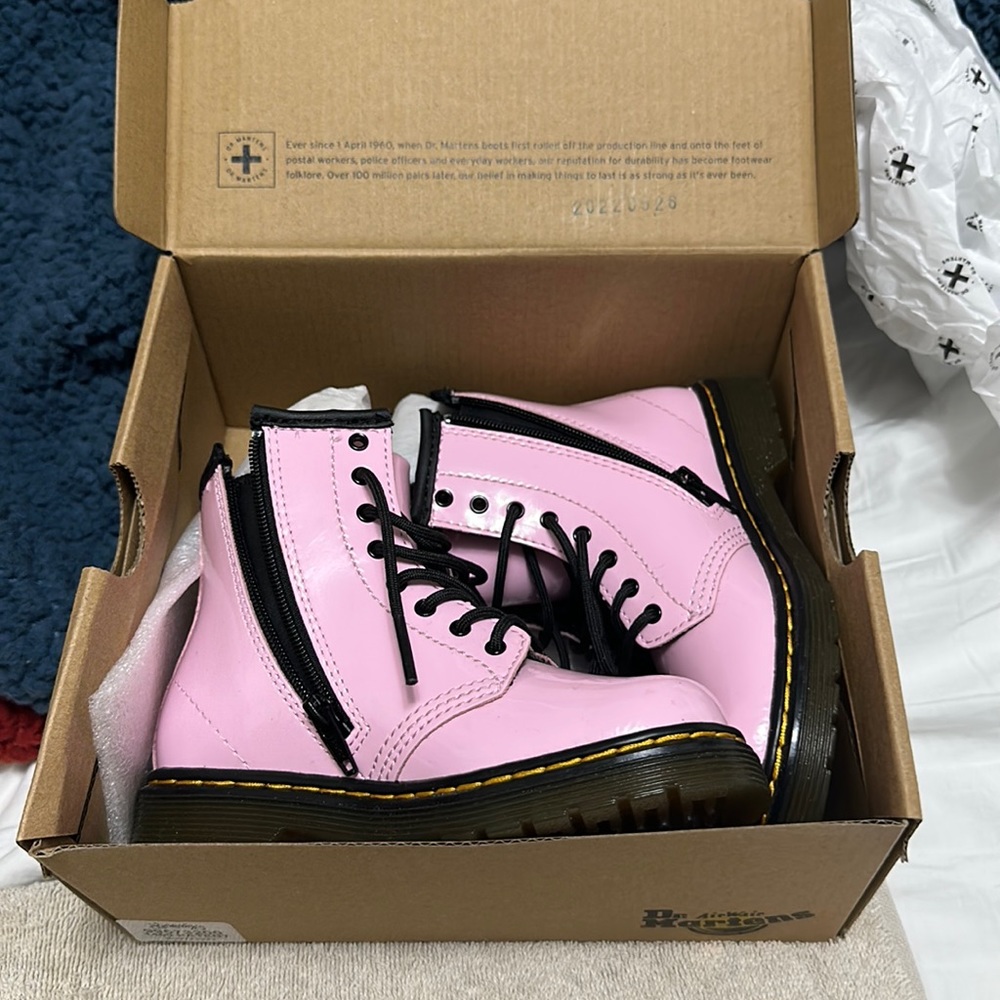 NWT pink doc martens size 10
